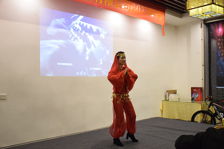 舞蹈《欢乐的跳吧》